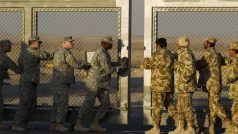 Kuvajtští a američtí vojáci zavírají společně hraniční bránu do Iráku poté, co projelo poslední vojenské vozidlo