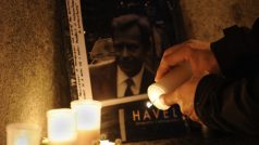 Lidé zapalují svíčky, aby uctili památku Václava Havla