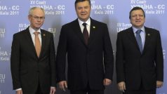 Prezident EU Herman Van Rompuy, prezident Ukrajiny Viktor Janukovyč a předseda EK José Manuel Barroso