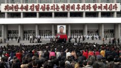 K rakvi Kim Čong-ila proudí v Pchjongjangu davy lidí.