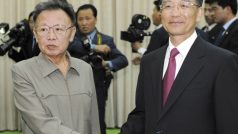 Archivní snímek z roku 2009. (Zleva) Severokorejský vůdce Kim Čong-il a čínský premiér Wen Ťia-pao