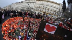 Lidé přinášejí svíce k soše sv. Václava v centru Prahy, aby uctili památku Václava Havla
