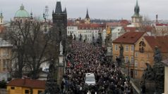 Smutečního průvodu Václava Havla se účastní tísíce lidí