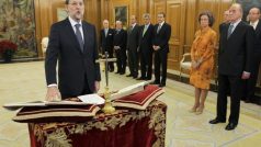 Nový španělský premiér Mariano Rajoy složil v přítomnosti královského páru slavnostní přísahu