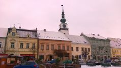 Státní smutek v Třebíči připomíná obří černý prapor vlající na vrcholu městské věže
