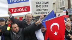 Proti návrhu zákona o popírání genocidy protestovala v Paříži turecká komunita