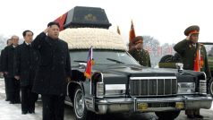 Auto s rakví zeslulého Kim Čong-ila. Vpředu vlevo salutuje jeho nástupce Kim Čong-un