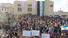 Demonstrace proti režimu Bašára Asada ve městě Ma&#039;arrat al-Numan (snímek z 26. prosince)