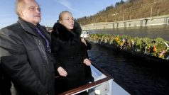 Michael Kocáb a Dagmar Havlová plují vedle pontonu s květinami