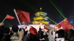 Číňané vítají příchod nového roku, ve kterém Čínská republika oslavuje sté výročí, poblíž Nebeského chrámu v Pekingu
