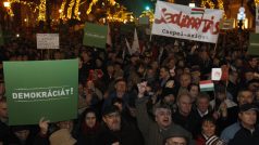 Lidé v centru Budapešti protestovali proti změnám v Ústavě.