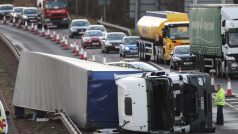 Vichřice převrátila kamion na dálnici u Edinburghu