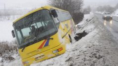 Autobus na Bruntálsku sjel kvůli špatnému počasí ze silnice.
