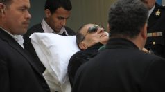 Svrženého egyptského prezidenta Husního Mubarakla přivážejí k soudu na lůžku