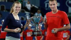 Vítězové Hopman Cupu Petra Kvitová a Tomáš Berdych s trofejí