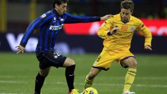 Diego Milito z Interu Milán se snaží obejít Daniela Galloppu z Parmy