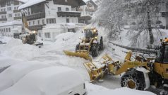 Přívaly sněhu v Rakousku působí četné dopravní problémy