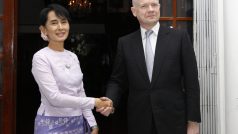 Britský ministr zahraničí William Hague s vůdkyní barmské opozice Su Ťij