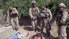 Američtí vojáci močí na Talibance