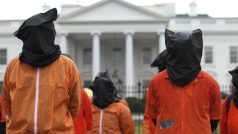 Členové Amnesty International protestují před Bílým domem proti Guantanámu