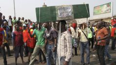 Nigérií stále otřásají sociální protesty proti zdražení benzínu