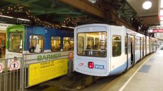 Jiná německá města mají S-Bahn, Wuppertal má Schwebebahn, tedy visutou dráhu