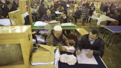 Členové volebních komisí sčítají hlasy