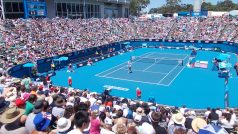 Tenisté se na Australian Open potýkají s horkým počasím a silným větrem