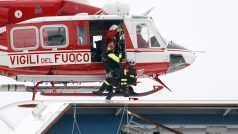 Hasiči se slaňují z helikoptéry na vrak lodi Costa Concordia.