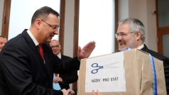 Předseda Svazu měst a obcí Dan Jiránek předal premiérovi krabici s nůžkami. Ty mají být symbolem stále se zvětšující propasti mezi státním rozpočtem a rozpočty obcí
