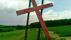 Železný kříž na Budínce v Dobroníně připomíná oběti poválečného masakru Němců