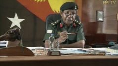Yaura Sasa - vůdce papuánských rebelů, kteří požadují návrat sesazeného premiéra Michaela Somareho