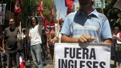 Protestující před britskou ambasádou v Buenos Aires s nápisem ‚Britové táhněte z Malvín‘