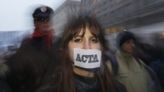 Poláci protestovali před sídlem Evropské unie ve Varšavě proti podepsání dohody ACTA