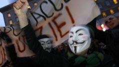 Poláci protestovali před sídlem Evropské unie ve Varšavě proti podepsání dohody ACTA