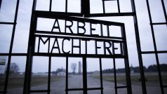 Nápis &#039;Arbeit Macht Frei&#039; na vchodu do nacistického koncentračního tábora Sachsenhausen