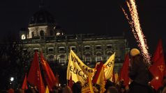 Proti plesu krajní pravice demonstrují ve Vídni tisíce lidí