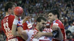 Zastavovat útoky házenkářů Chorvatska pomáhal srbskému týmu i nejlepší střelec utkání Momir Ilić (vlevo)