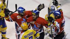 Utkání 44. kola hokejové extraligy HC ČSOB Pojišťovna Pardubice - PSG Zlín 29. ledna v Pardubicích. Radost pardubických hokejistů z gólu. Zleva zlínský hráč Radim Tesařík, Jan Kolář II. z Pardubic, Dalibor Řezníček a Petr Koukal z Pardubic, zlínský branká