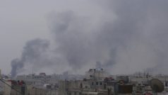 Nad předměstím Damašku Erbeenem stoupá dým