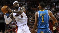 LeBron James (vlevo) z Miami se snaží projít přes Trevora Arizu z New Orleans