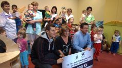 Jaroslav Kulhavý (dole vlevo) předává dar Dětskému domovu Trnová