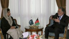 Pákistánská ministryně zahraničí Hina Rabbání Kharová s afghánským protějškem Zalmaiem Rassoulem