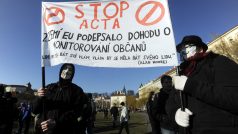 Stovky lidí se sešly na pražském Klárově na protestu proti dohodě ACTA