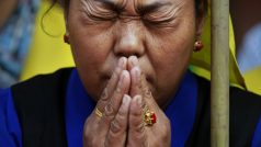 Tibetská žena se modlí za oběti čínského násilí
