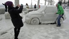 Zamrzlé auto u Ženevského jezera