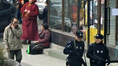 Čínští policisté hlídkují v provincii S´-čuan