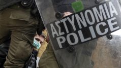 Policie zasáhla proti demonstrantům před budovou řeckého parlamentu v Aténách