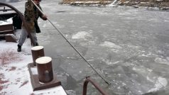 Tlačný remorkér prolamoval 7. února ledové kry v nákladních přístavech v Ústí nad Labem a Děčíně
