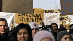 Další shromáždění studentů před budovou právnické fakulty